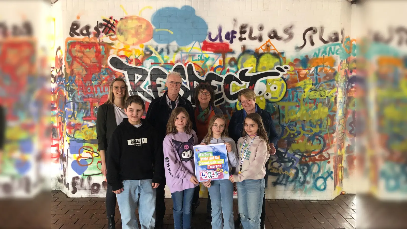 Nora Wieners, Gerd Rieke (Zweite Heimat), Klassenlehrerin Angela Lange-Albrecht und Schulleiterin Claudia Güthoff sowie Kilian (vorn, v. l.), Julia, Diana und Hannah bei der Scheckübergabe in der Schule.  (Foto: privat)