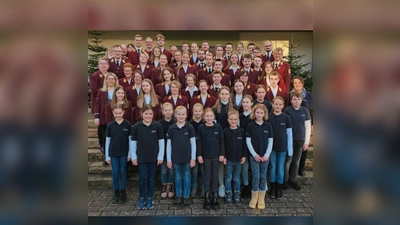 Die Musikerinnen und Musiker mit Jugend- und Kinderorchester im Jubiläumsjahr 2024. (Foto: privat)