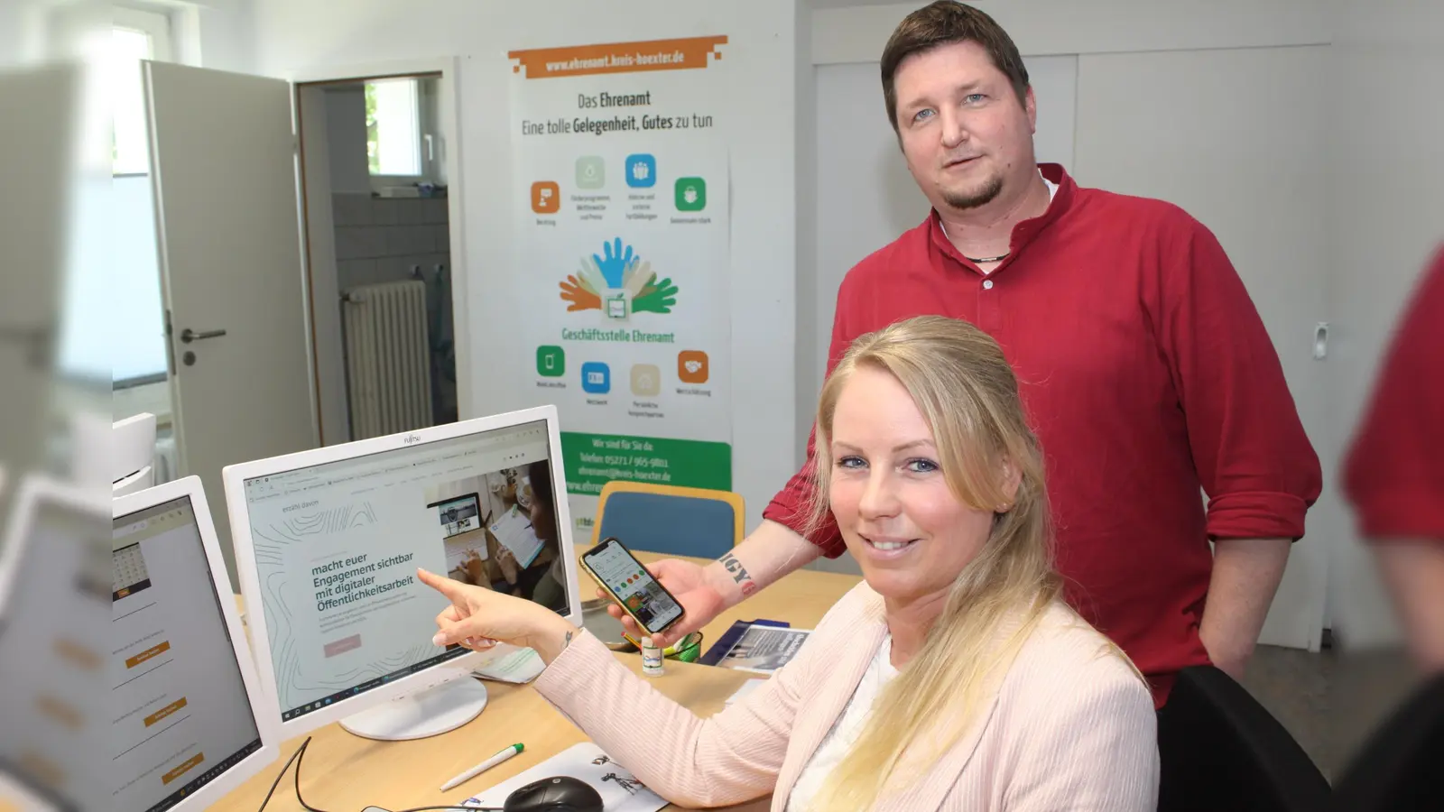  Ehrenamtsmanagerin Katharina Serinelli und Sascha Atteln von der Geschäftsstelle Ehrenamt freuen sich über rege Resonanz für den Workshop.<br> (Foto: Kreis Höxter)