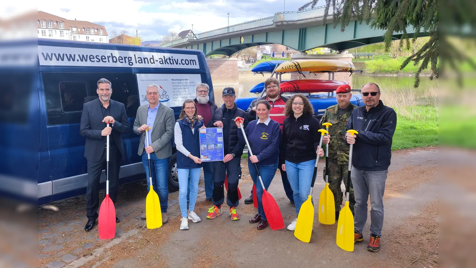 Freuen sich auf rege Teilnahme beim zweiten Weser-Wasser-Fest am 30. Mai (v.l.): Holzmindens Bürgermeister Christian Belke, Höxters Allgemeiner Vertreter Stefan Fellmann, Jennifer Janele (Sportjugend Holzminden), Michael Jacke (Kanu-Klub Holzminden), Stefan Brüngel (Weserbergland Aktiv), Carola Titze, Thomas Jacke (beide Kanu-Klub Holzminden), Kaja Schilcher (Sportjugend Höxter), Simon Kaul (Panzerpionierbataillon 1 Holzminden) und Holger Lüders (DLRG Holzminden). (Foto: Schwannecke / Kreissportbund Holzminden)