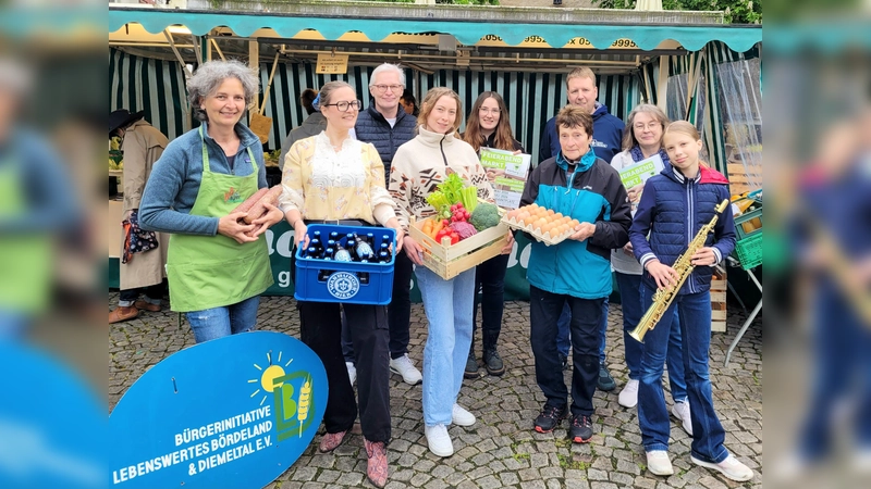 Freuen sich auf die Feierabendmärkte in Warburg (v.l.): Jutta Sträter (Biolandhof Hartmann), Valeria Geritzen (Warburger Brauerei), Günter Schumacher (Bürgerinitiative), Lena Wieners (Biolandhof Engemann), Stefanie Hüser-Dierkes (Stadt Warburg), Elisabeth Krull (Alsterhof Bühne), Sören Spönlein (Stadt Warburg), Dagmar Gluns (Bürgerinitiative) und Annika Niehues (Musikschule Warburg). (Foto: Bürgerinitiative/ Stadt Warburg)