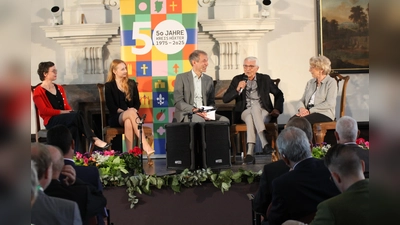 Eine unterhaltsame Gesprächsrunde mit von links: Katharina von Ruschkowski, Pia Ostermann, Moderator Thomas Philipzen, Bernhard Stadermann und Christina Finkeldey. (Foto: Kreis Höxter/Jürgen Drüke)