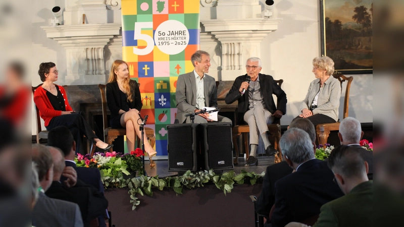 Eine unterhaltsame Gesprächsrunde mit von links: Katharina von Ruschkowski, Pia Ostermann, Moderator Thomas Philipzen, Bernhard Stadermann und Christina Finkeldey. (Foto: Kreis Höxter/Jürgen Drüke)