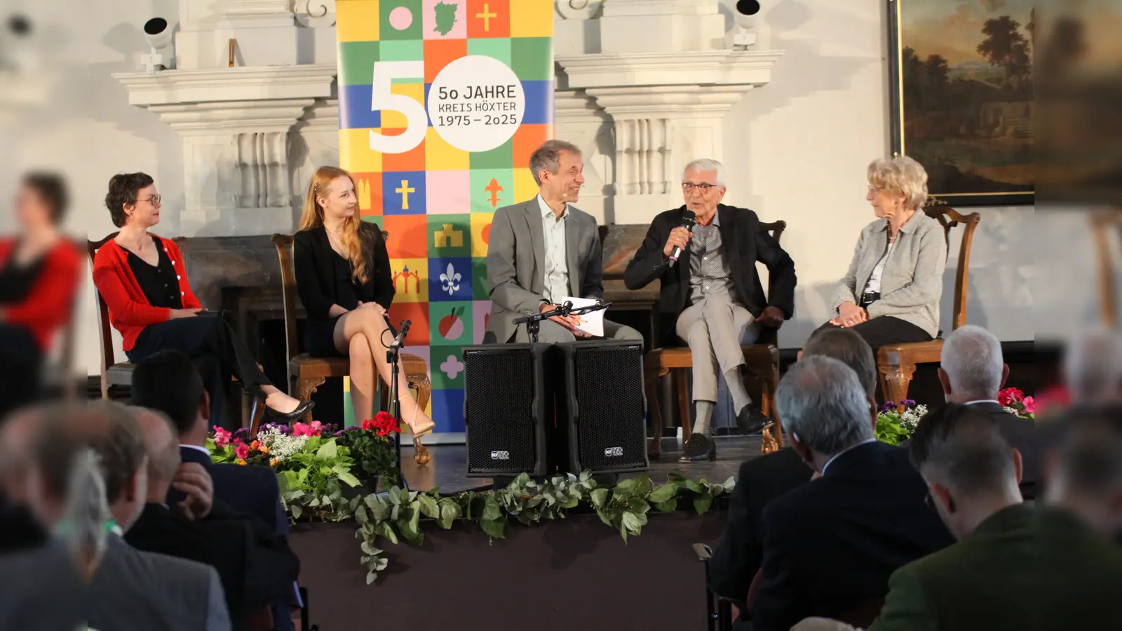 Eine unterhaltsame Gesprächsrunde mit von links: Katharina von Ruschkowski, Pia Ostermann, Moderator Thomas Philipzen, Bernhard Stadermann und Christina Finkeldey. (Foto: Kreis Höxter/Jürgen Drüke)