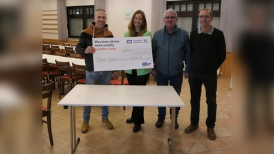 V.l.: Dominik Laube, Geschäftsführer Schützenverein, Marleen Menne, Vereinigte Volksbank eG, Rüdiger Brockmann, erster Vorsitzender Schützenverein, und Bernward Claes, Platzmeister Schützenverein. (Foto: privat)