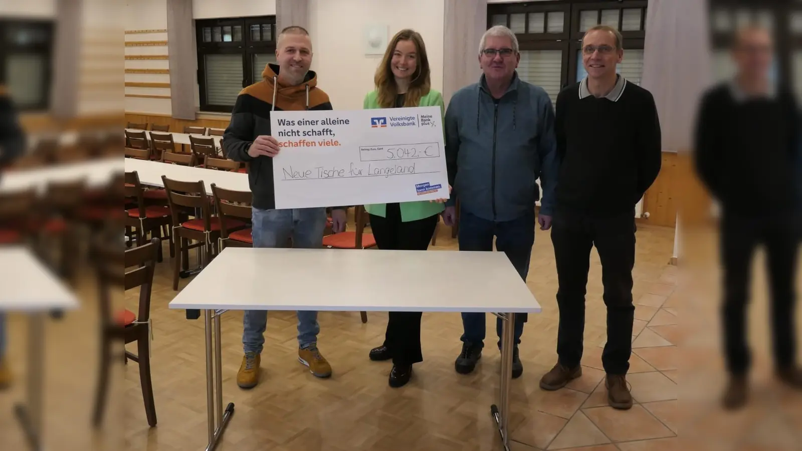 V.l.: Dominik Laube, Geschäftsführer Schützenverein, Marleen Menne, Vereinigte Volksbank eG, Rüdiger Brockmann, erster Vorsitzender Schützenverein, und Bernward Claes, Platzmeister Schützenverein. (Foto: privat)