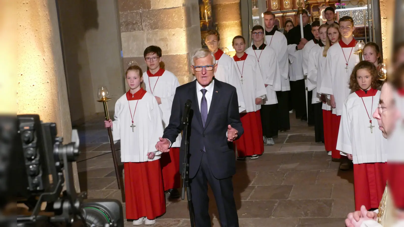 Auch vor großem Publikum ein souveräner Botschafter Corveys: Josef Kowalski übernahm beim ARD-Fernsehgottesdienst an Allerheiligen 2023 vor laufender Kamera die Anmoderation mit Einladung zum Mitfeiern des Gottesdienstes. (Foto: Kirchengemeinde Corvey)