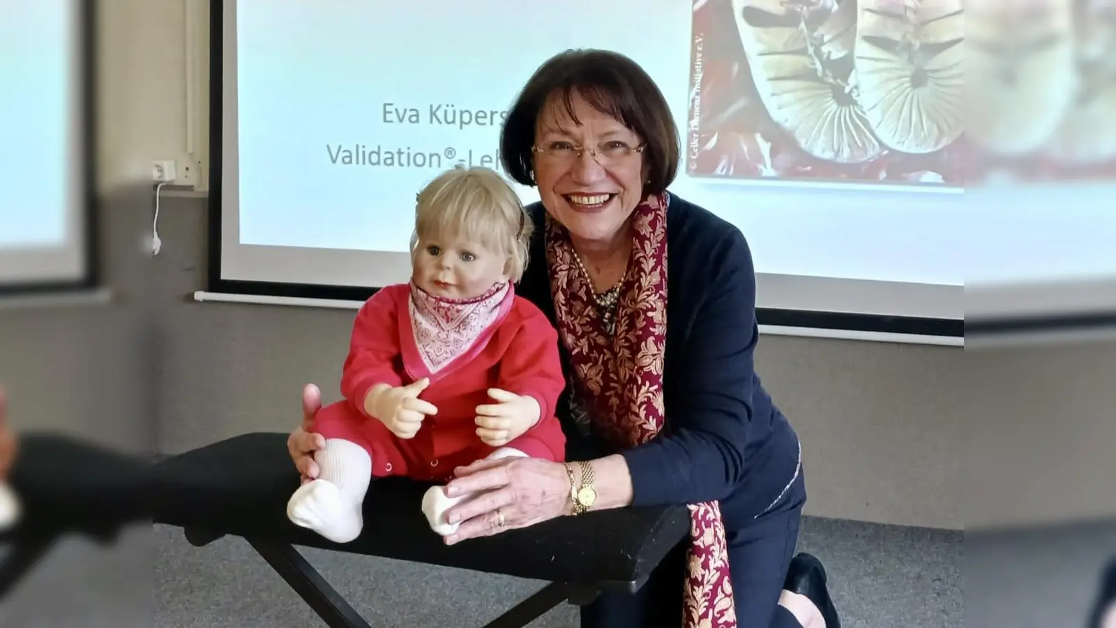 Eva Küpers mit „Leonie“, die Gefühlswelten desorientierter Menschen öffnen kann. (Foto: Silvia Kieven)