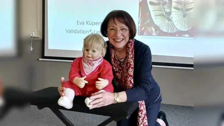 Eva Küpers mit „Leonie“, die Gefühlswelten desorientierter Menschen öffnen kann. (Foto: Silvia Kieven)