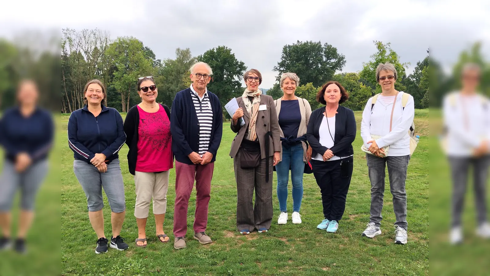 Teilnehmer sind interessiert an der Führung „Der Weg des Moores“ mit Antje Kiewitt (Mitte) und Andrea Gründer (2. v. r.). (Foto: Doris Dietrich)
