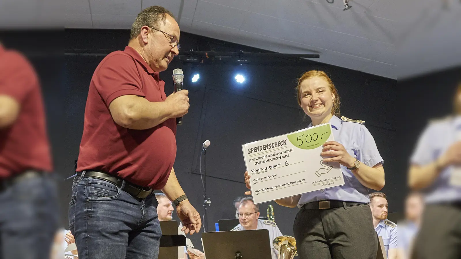 500 Euro als Spende für das Soldatenhilfswerk konnte Wilfried Grohmann noch am Konzertabend überreichen. (Foto: Stefan Bönning)