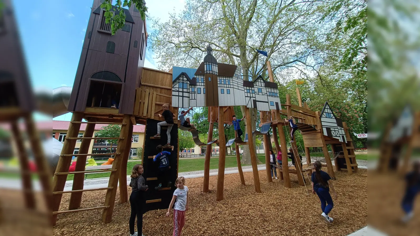 Am Wall tauchen Kinder in die Welt des Mittelalters ein. Diese Hängebrücke mit historischen Höxteraner Gebäuden lockt die kleinen Gartenschau-Gäste. (Foto: Manuela Puls / LGS Höxter)