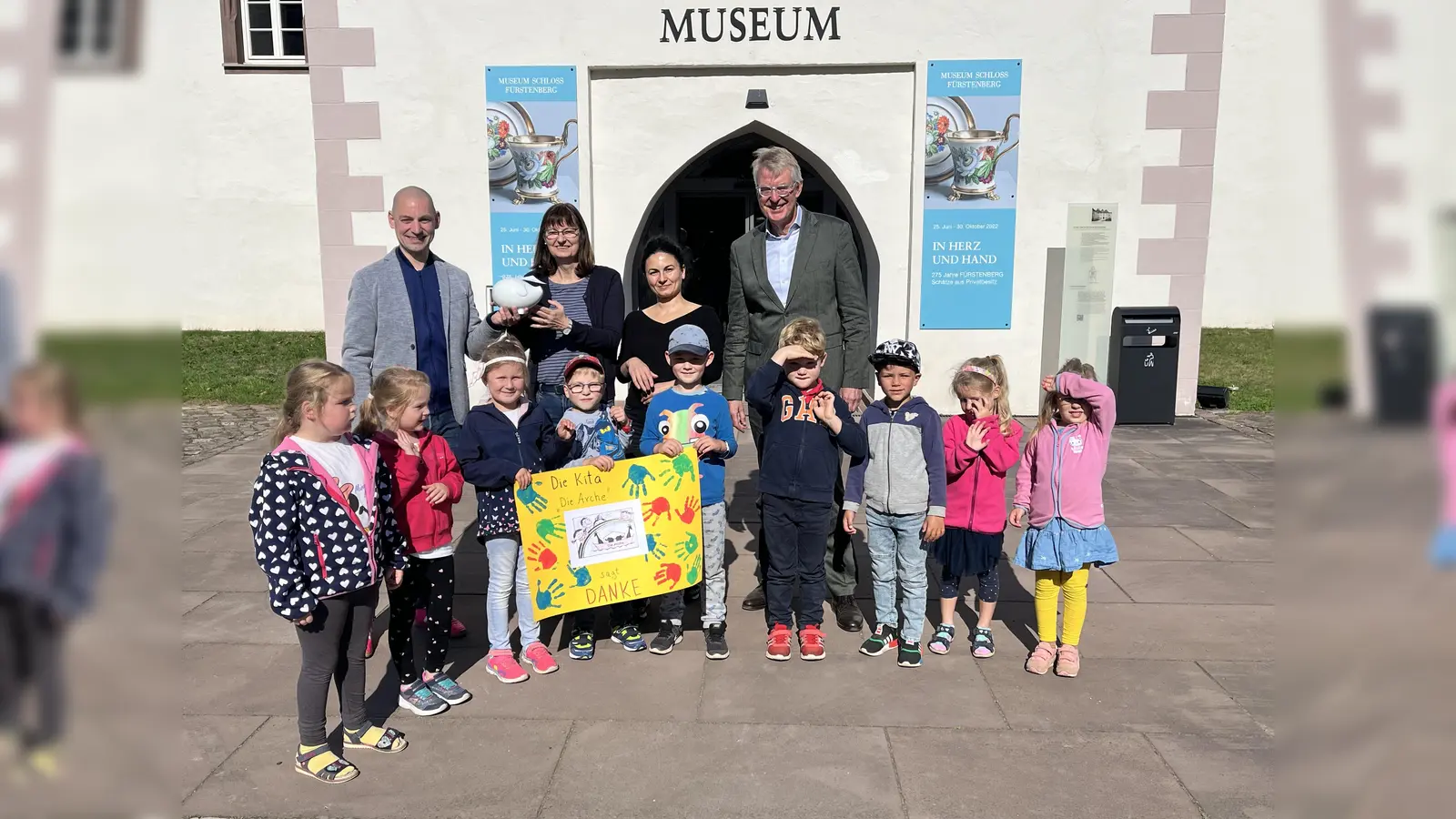 Die Porzellanmanufaktur hat eine Spende an den Kindergarten Fürstenberg übergeben.  (Foto: Porzellanmanufaktur)