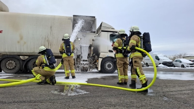 Löscharbeiten bei einem LKW-Brand. (Foto: privat)