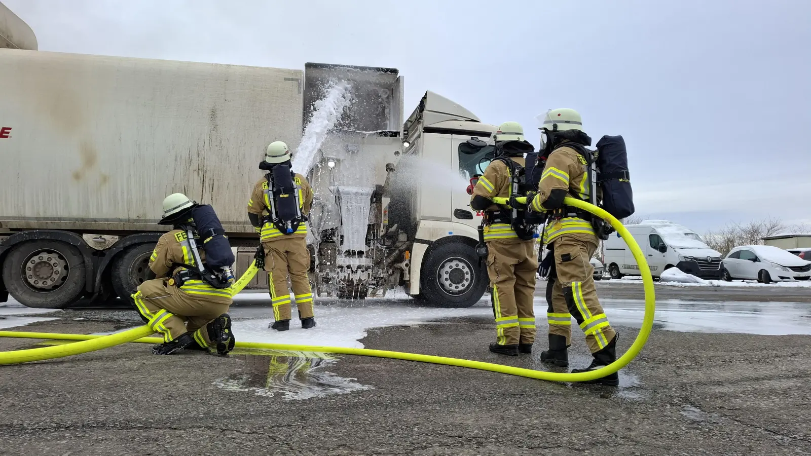 Löscharbeiten bei einem LKW-Brand. (Foto: privat)