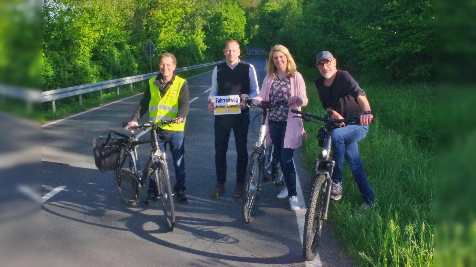 Dr. Uwe Schicktanz (Heimatverein Reelen), Julia Seifert (Bezirksausschußvorsitzende Reelsen), Andreas Sagel (Bezirksaussußvorsitzender Alhausen) und Remigius Blicker (Ortsheimatpfleger Alhausen) setzen sich für den Fahrradweg Reelsen Alhausen ein. (Foto: privat)