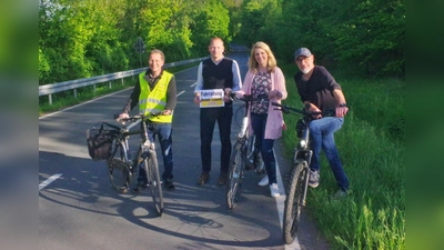 Dr. Uwe Schicktanz (Heimatverein Reelen), Julia Seifert (Bezirksausschußvorsitzende Reelsen), Andreas Sagel (Bezirksaussußvorsitzender Alhausen) und Remigius Blicker (Ortsheimatpfleger Alhausen) setzen sich für den Fahrradweg Reelsen Alhausen ein. (Foto: privat)