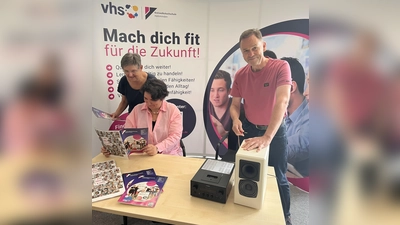 V.l.: Katrin Schliephake (Verwaltung KVHS), Katharina König-Brittner (Bildungsmanagerin) und Rainer Koß (Bildungsmanager im #HolzMINT-Projekt) stöbern im neuen Programmheft. (Foto: KVHS)