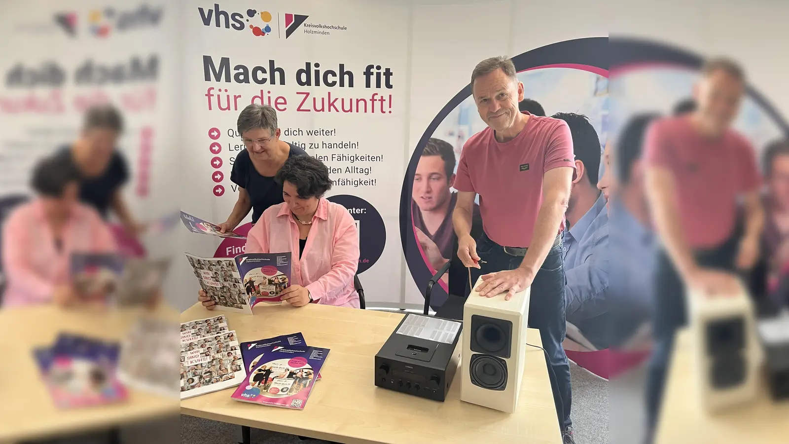 V.l.: Katrin Schliephake (Verwaltung KVHS), Katharina König-Brittner (Bildungsmanagerin) und Rainer Koß (Bildungsmanager im #HolzMINT-Projekt) stöbern im neuen Programmheft. (Foto: KVHS)