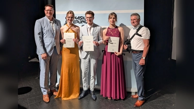 Oberstufenkoordinator Andreas Fisher mit den Jahrgangsbesten Vanessa Weifenbach, Fynn Wäsche, Celina Hager und Schulleiter Benedikt Marpert. (Foto: Gymnasium)