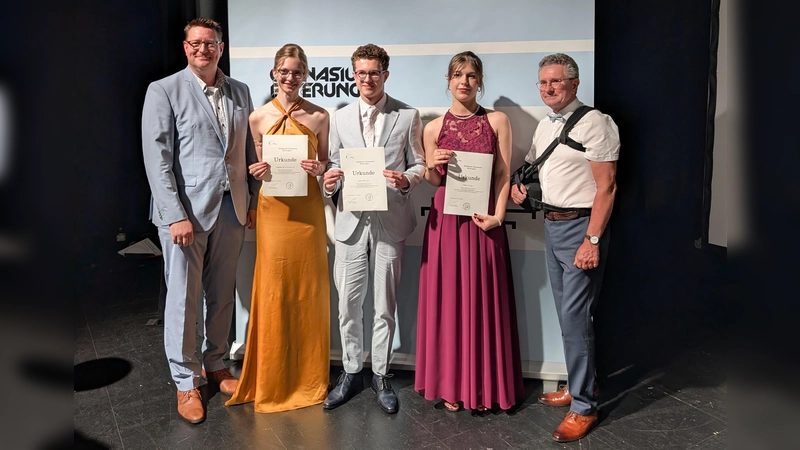 Oberstufenkoordinator Andreas Fisher mit den Jahrgangsbesten Vanessa Weifenbach, Fynn Wäsche, Celina Hager und Schulleiter Benedikt Marpert. (Foto: Gymnasium)