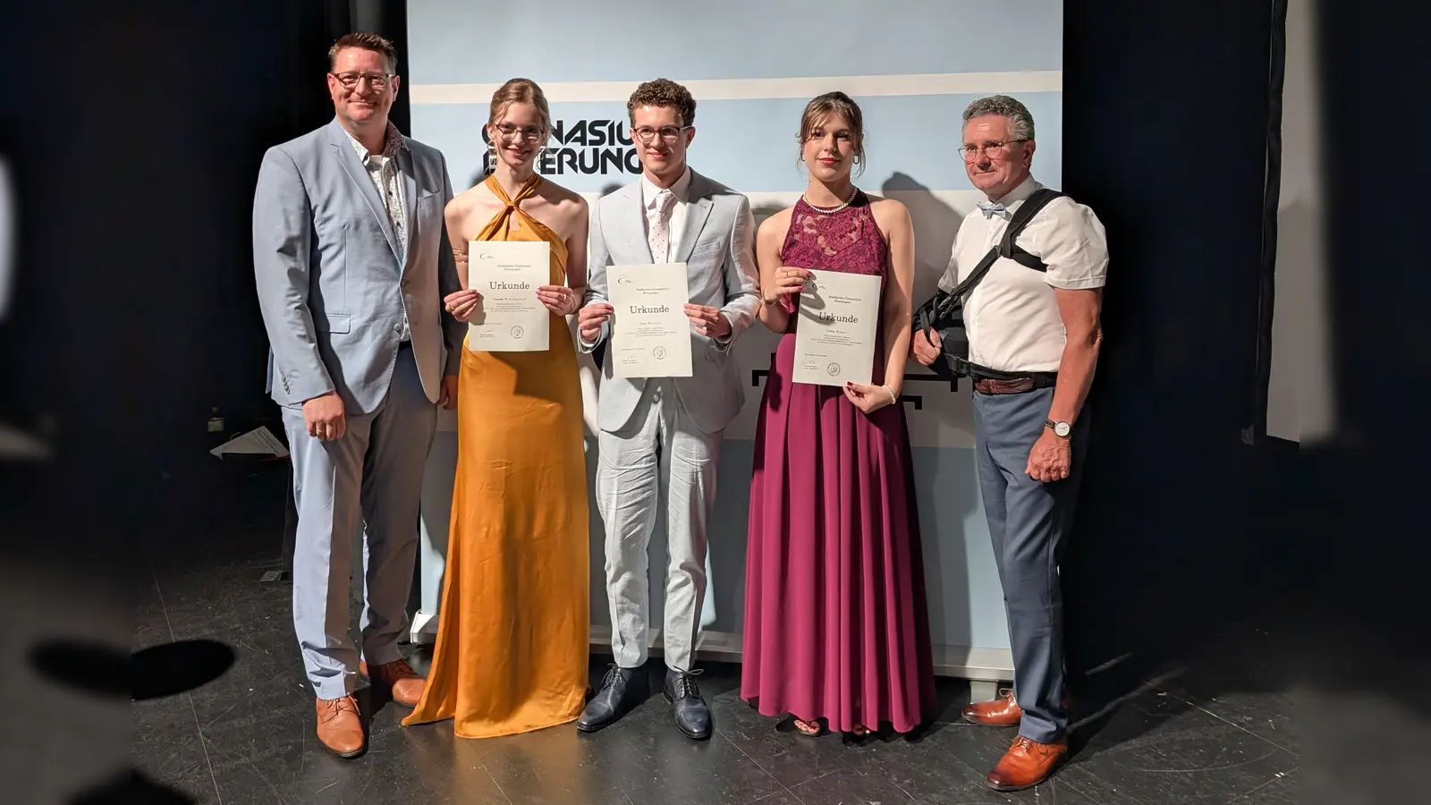 Oberstufenkoordinator Andreas Fisher mit den Jahrgangsbesten Vanessa Weifenbach, Fynn Wäsche, Celina Hager und Schulleiter Benedikt Marpert. (Foto: Gymnasium)