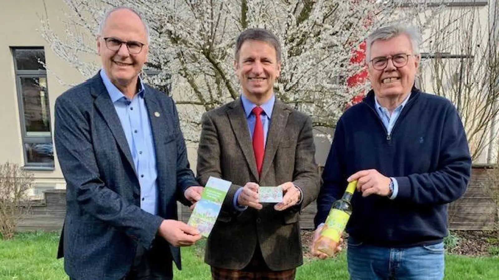 Thomas Schöning (links), Vorsitzender des Fördervereins, und sein Stellvertreter Dietmar Beineke (rechts) freuen sich, dass Landrat Michael Stickeln nun mit seiner ganzen Familie dem Förderverein beigetreten ist. (Foto: Kreis Höxter)