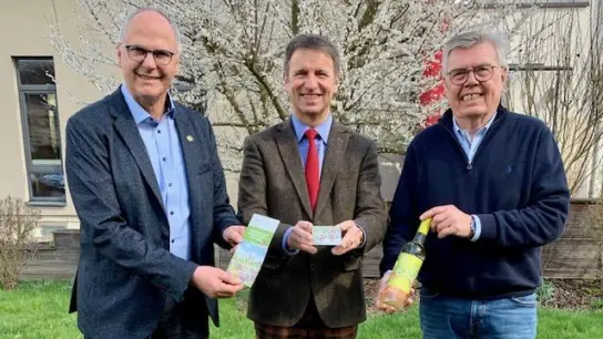 Thomas Schöning (links), Vorsitzender des Fördervereins, und sein Stellvertreter Dietmar Beineke (rechts) freuen sich, dass Landrat Michael Stickeln nun mit seiner ganzen Familie dem Förderverein beigetreten ist. (Foto: Kreis Höxter)