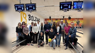 V.l.: Ausbildungsbetreuerin Isabelle Besser, Alina Knop (JAV),&nbsp;Carina Stegemann (GB), Mara Schmidt, Laura Ils, Ben Constantin Faber, Marie Schoppe, Lena Hilmer, Niklas Dörnemann, Landrat Michael Schünemann, Noah Lautenschütz, Sophie Renneberg, Luise Melms, Frank Wetzel (GPR), Erste Kreisrätin Sarah Humburg, Personalbereichsleiterin Claudia Bonefeld. (Foto: Landkreis Holzminden)