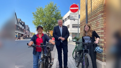 Baudezernentin Claudia Koch, Bürgermeister Daniel Hartmann und Mobilitätsmanagerin Karolin Bludau in der Corbiestraße. Diese ist eine von vielen Straßen in Höxter, die für den Radverkehr in Gegenrichtung freigegeben ist. Hierfür wurde die Stadt im Jahr 2022 positiv bewertet.  (Foto: Stadt Höxter)