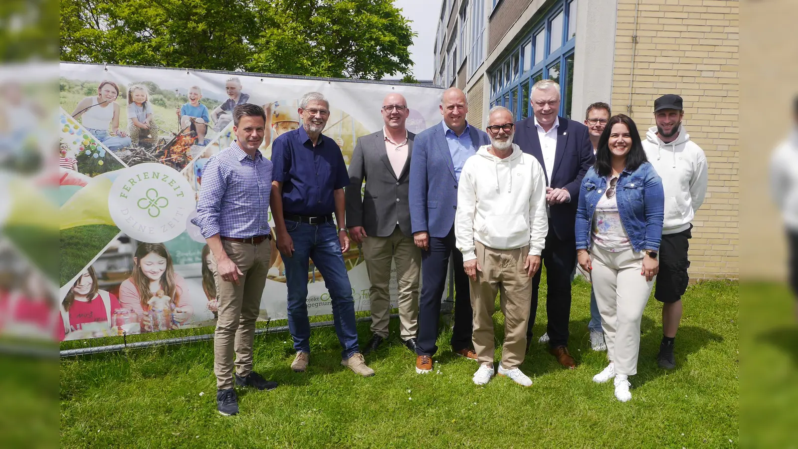 Sehen die neue Aktion „FerienZEIT“ von Projekt Begegnung schon jetzt als echten Gewinn (v.l.): Philipp Becker, Friedrich Wilhelm Dornette, Robert Kumlehn, Thomas Junker, Robert Hartmann, Daniel Hartmann, Stefan Gördemann, Sarah Austermühl und Peter Kamischke-Funk. (Foto: Schwannecke/Projekt Begegnung)