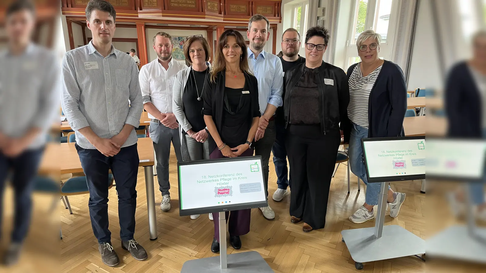 Weichen sind bei der 18. Netzkonferenz gestellt worden. Rund 60 Teilnehmerinnen und Teilnehmer tauschten sich in der Aula des Kreishauses aus. Sie führten durch das Programm (von links): Hendrik Falke (stellvertretender Geschäftsführer des Netzwerks Pflege sowie Abteilung Alter, Pflege und Heimaufsicht beim Kreis Höxter), Marc Ludwig (Vorsitzender Netzwerk Pflege und Pflegedienstleitung AKH), Sonja Hammerstein (Landesbeauftragte Bundesverband privater Anbieter sozialer Dienste e.V.). Olivia Kuzawinski (EAA-Fachberaterin für betriebliche Inklusion), Philipp Fönschau (Berater, ALP-Institut für Wohnen und Stadtentwicklung), Benny Baron (Geschäftsführer Netzwerk Pflege Kreis Höxter und Abteilung Alter, Pflege und Heimaufsicht Kreis Höxter), Stefanie Schoppe (Vorsitzende Netzwerk Pflege, Bildungszentrum Weser-Egge KHWE) und Anja Lücke (Leiterin Abteilung Alter, Pflege und Heimaufsicht des Kreises Höxter). (Foto: Kreis Höxter)