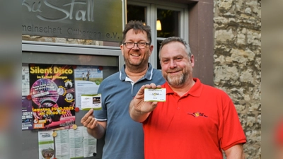 Axel Goldbeck ( links) und Volker Schauf von der Kulturgemeinschaft Ottbergen präsentieren die neue Jahreskarte für die Veranstaltungen 2026. (Foto: Iris Spieker-Siebrecht)