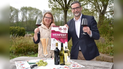 Inga Schaper (Teamleiterin Eventmanagement) und Bürgermeister Christian Behlke kündigen drei Tage im Zeichen des Dionysios an.  (Foto: Barbara Siebrecht)