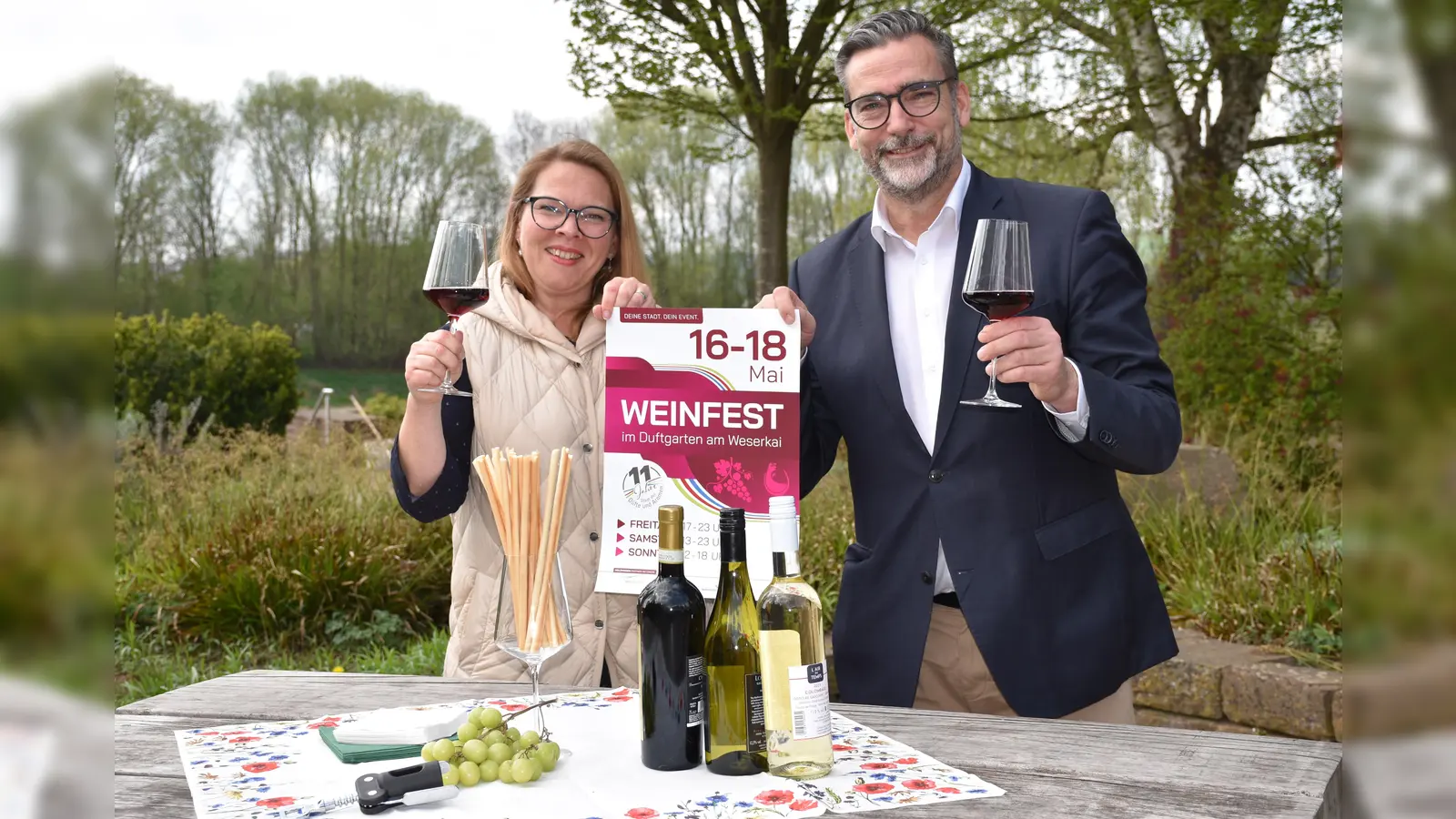 Inga Schaper (Teamleiterin Eventmanagement) und Bürgermeister Christian Behlke kündigen drei Tage im Zeichen des Dionysios an.  (Foto: Barbara Siebrecht)
