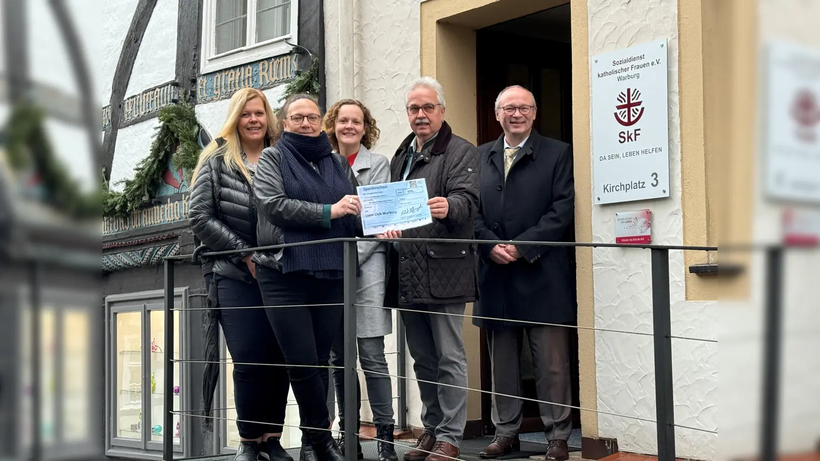 Norbert Hofnagel und Thomas Kaebsch überreichten den Check vor der Geschäftsstelle des SkF in Warburg an Monika Kriwet, Daniela Dahlmann und Claudia Stuhldreier-Müller. (Foto: privat)