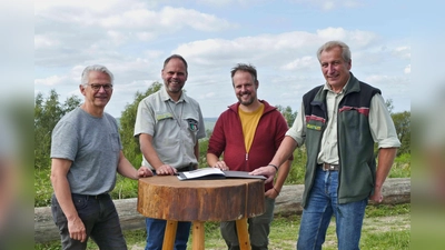 V.l.: Jens Omilian (Kreis Lippe), Roland Schockemöhle (Forstamt Hochstift), Hendrik von Riewel (Bergwaldprojekt e.V.), Förster Andreas Bathe bei der Vertragsunterzeichnung. (Foto: Befeld - Wald und Holz NRW)