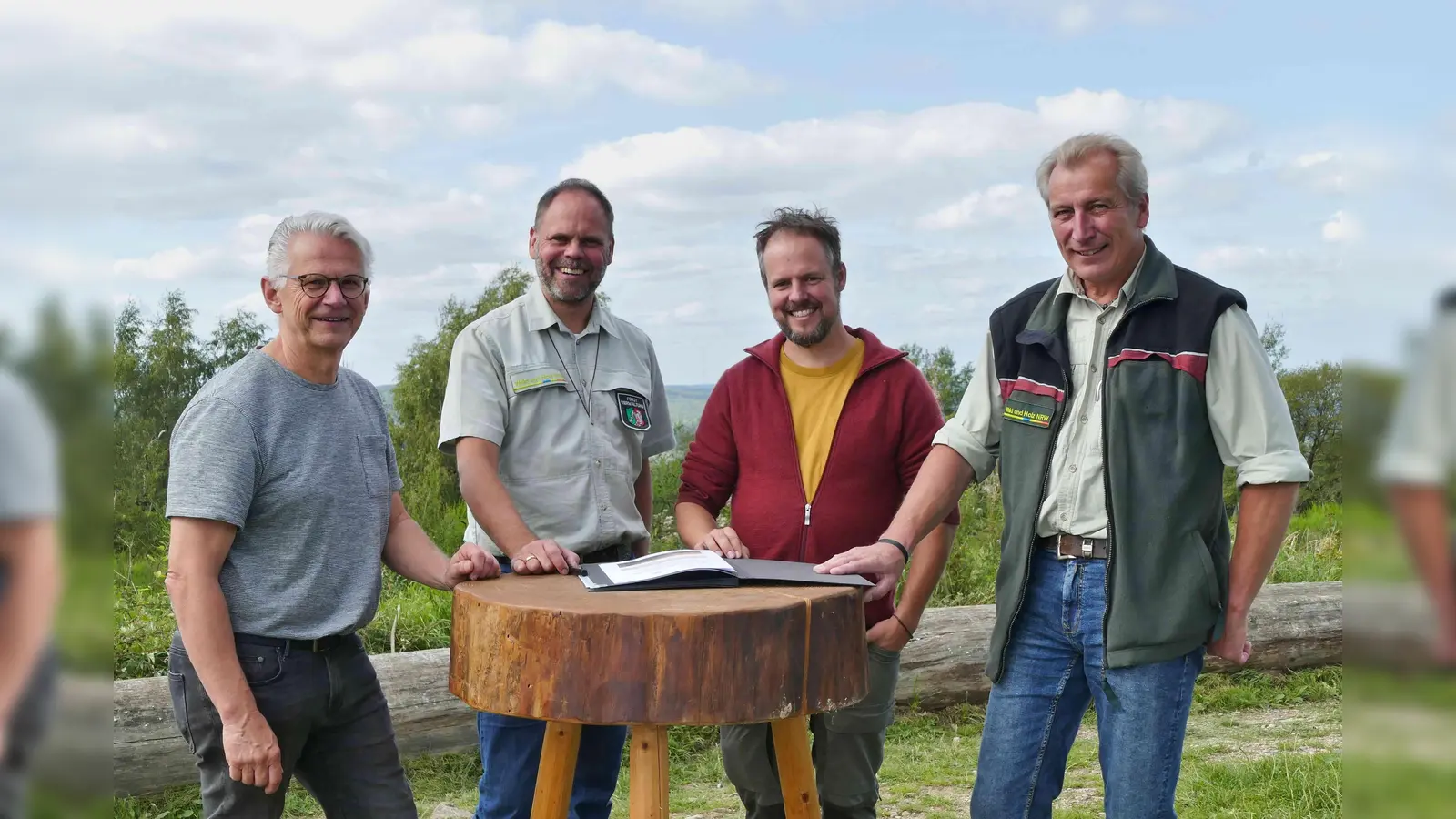 V.l.: Jens Omilian (Kreis Lippe), Roland Schockemöhle (Forstamt Hochstift), Hendrik von Riewel (Bergwaldprojekt e.V.), Förster Andreas Bathe bei der Vertragsunterzeichnung. (Foto: Befeld - Wald und Holz NRW)