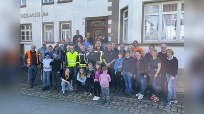 Die Dalhauser beseitigten mit einer starken Truppe Müll in der Ortslage.  (Foto: Gaby Böker)