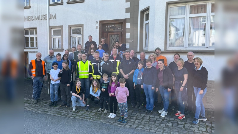 Die Dalhauser beseitigten mit einer starken Truppe Müll in der Ortslage.  (Foto: Gaby Böker)