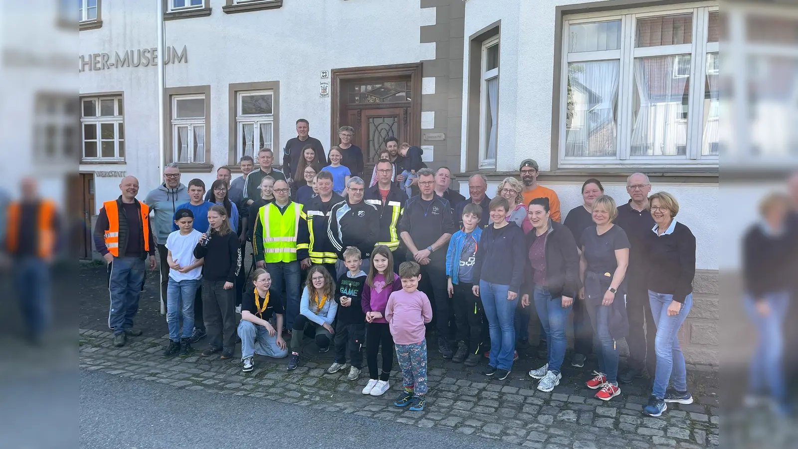 Die Dalhauser beseitigten mit einer starken Truppe Müll in der Ortslage.  (Foto: Gaby Böker)
