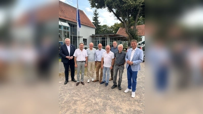 Besuch im „Med.-Café” Höxter: (v.l.) Bürgermeister Daniel Hartmann, Dr. Jochen Freede, Roman Czornik, Reinhard Dübbert, Dr. Klaus Filipponi, Dr. Claus Arnold, Dr. Anton Linzner und Landrat Michael Stickeln. (Foto: Stadt Höxter)