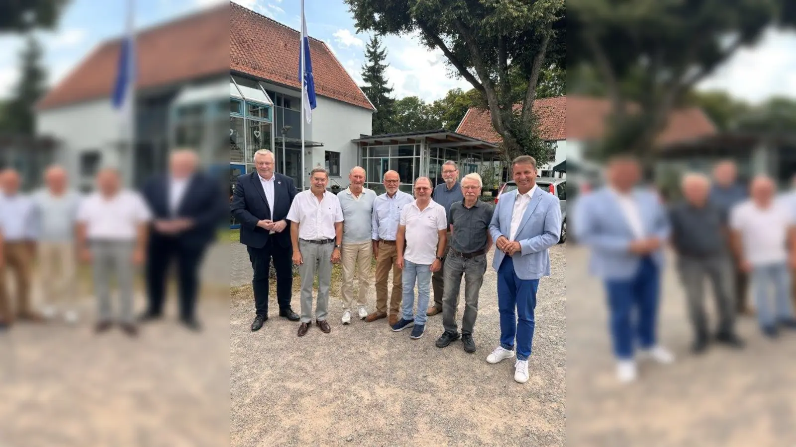 Besuch im „Med.-Café” Höxter: (v.l.) Bürgermeister Daniel Hartmann, Dr. Jochen Freede, Roman Czornik, Reinhard Dübbert, Dr. Klaus Filipponi, Dr. Claus Arnold, Dr. Anton Linzner und Landrat Michael Stickeln. (Foto: Stadt Höxter)