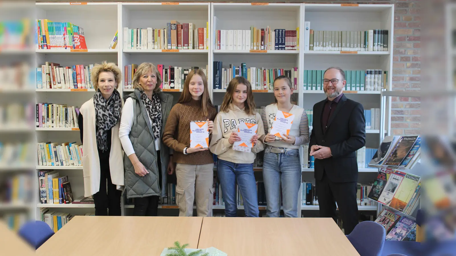 V.l.: Deutschlehrerinnen Jutta Wittmann, Ulrike Stratmann-Maluck, Fine Nolte (6a), Josi Peppler (6b), Jana Hannibal (6a) und Schulleiter Marko Harazim. Auf dem Foto fehlt Liyah Schmidt (6a) wegen Krankheit. (Foto: privat)