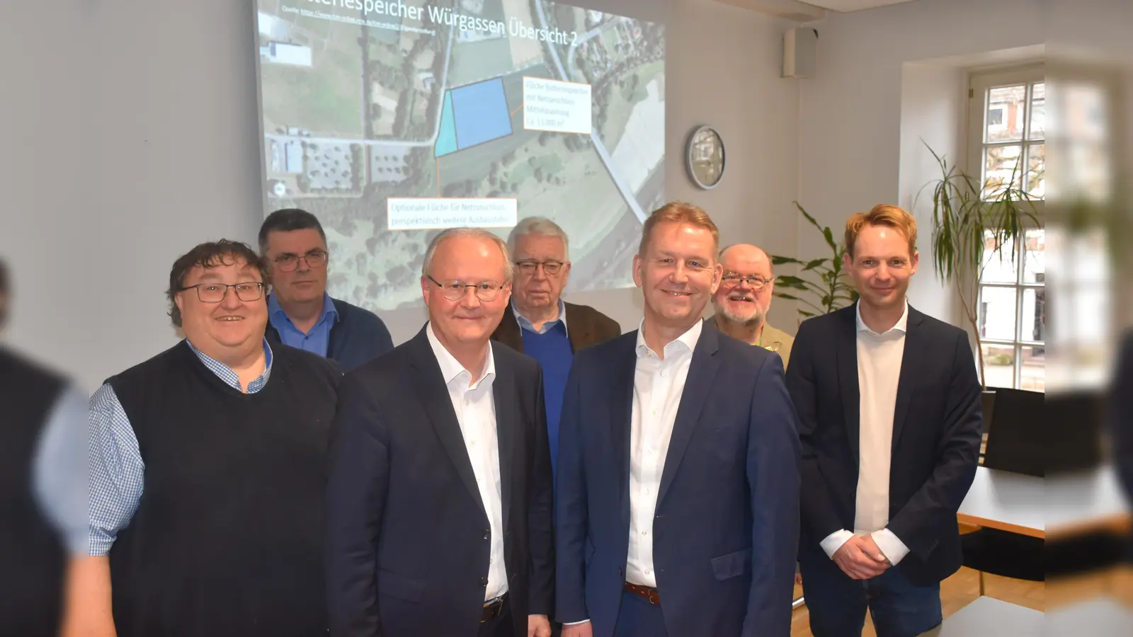 Bauamtsleiter Ludger Ernst, Kämmerer Frank Filmar, Bürgermeister Hubertus Grimm, Hans-Jürgen Oppermann (FDP), Jürgen Noch (Geschäftsführer Westfalen Weser), Rolf-Dieter Crois (SPD) und Stephan Böker (CDU) gaben das Vorhaben bekannt.  (Foto: Barbara Siebrecht)