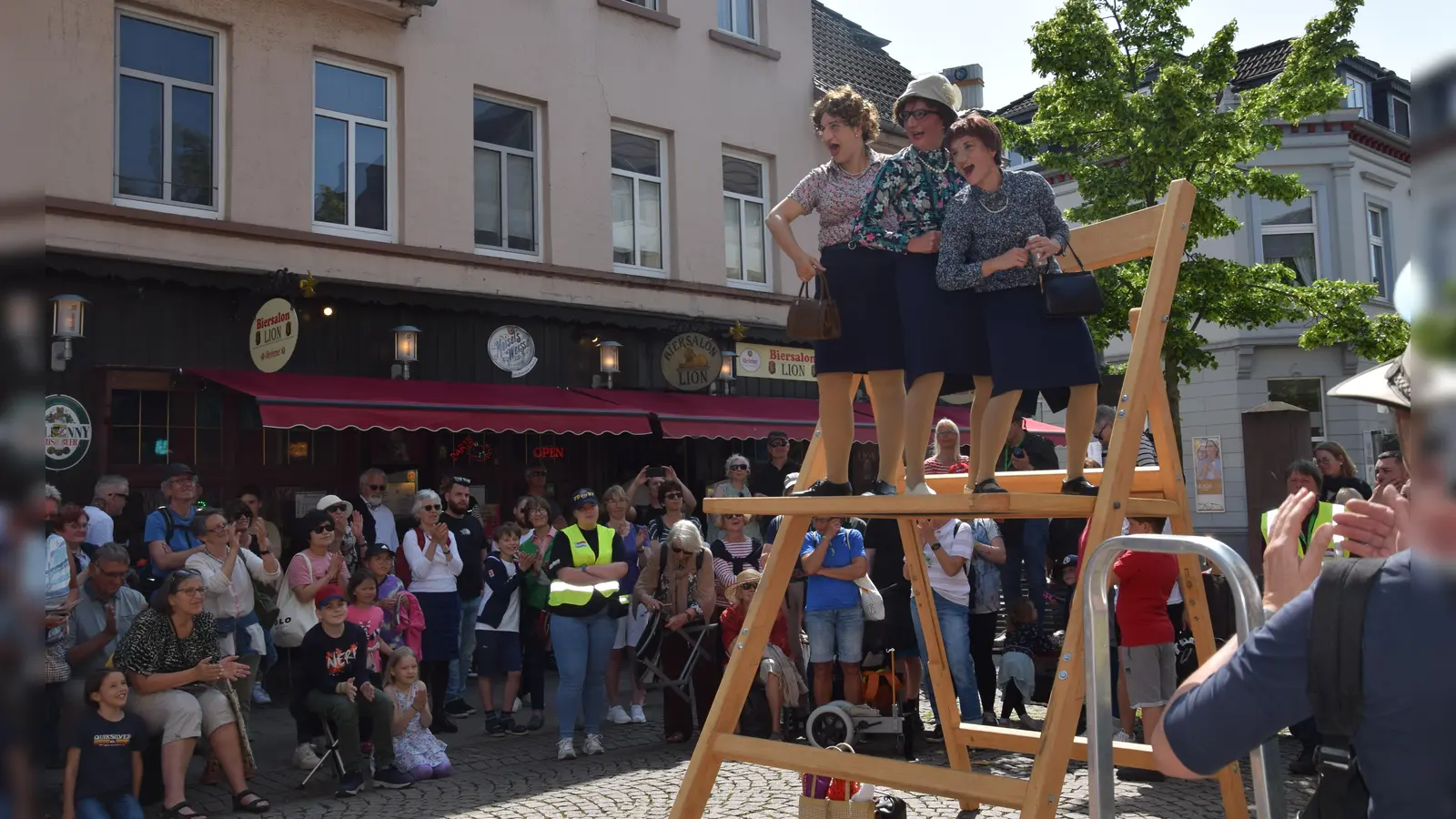 Stolz auf sich, und das zu recht: Der Stuhl steht, und es kostete lediglich Nerven und einige geklemmte Finger. Für die Zuschauer ein großer Spaß. (Foto: Marc Otto)