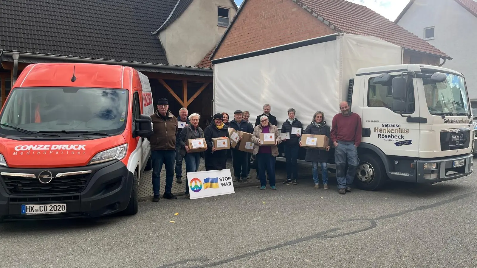 Bereits die fünfte Lieferung mit Hilfsgütern konnte auf dem Weg in die Ukraine geschickt werden. Diesmal waren es besonders viele, für die Ukraine dringend notwendige Sachen, die in der Sammelstelle bei Birgit und Franz Conze in den vergangenen Wochen zusammenkamen und auf den Weg in den Osten gebracht wurden. <br>Auf dem Foto sind Erich Bannenberg (v.l.), Franz Conze, Luise Herbold-Rose, Ute Dohmann-Bannenberg, Olha Briukhovetska, Konstantin Bushkov, Birgit Conze, Tanja Bushkova, Pfarrer Bernd Götze, Ruth Müller, Angelika Flore, Bernd Herbold.  (Foto: privat)