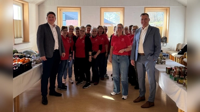 V.l.: Bürgermeister Nicolas Aisch, Helferteam der Lebensmittelausgabe, rechts Carmen Watermeyer-Fels und EAM Geschäftsführer Olaf Kieser. (Foto: privat)