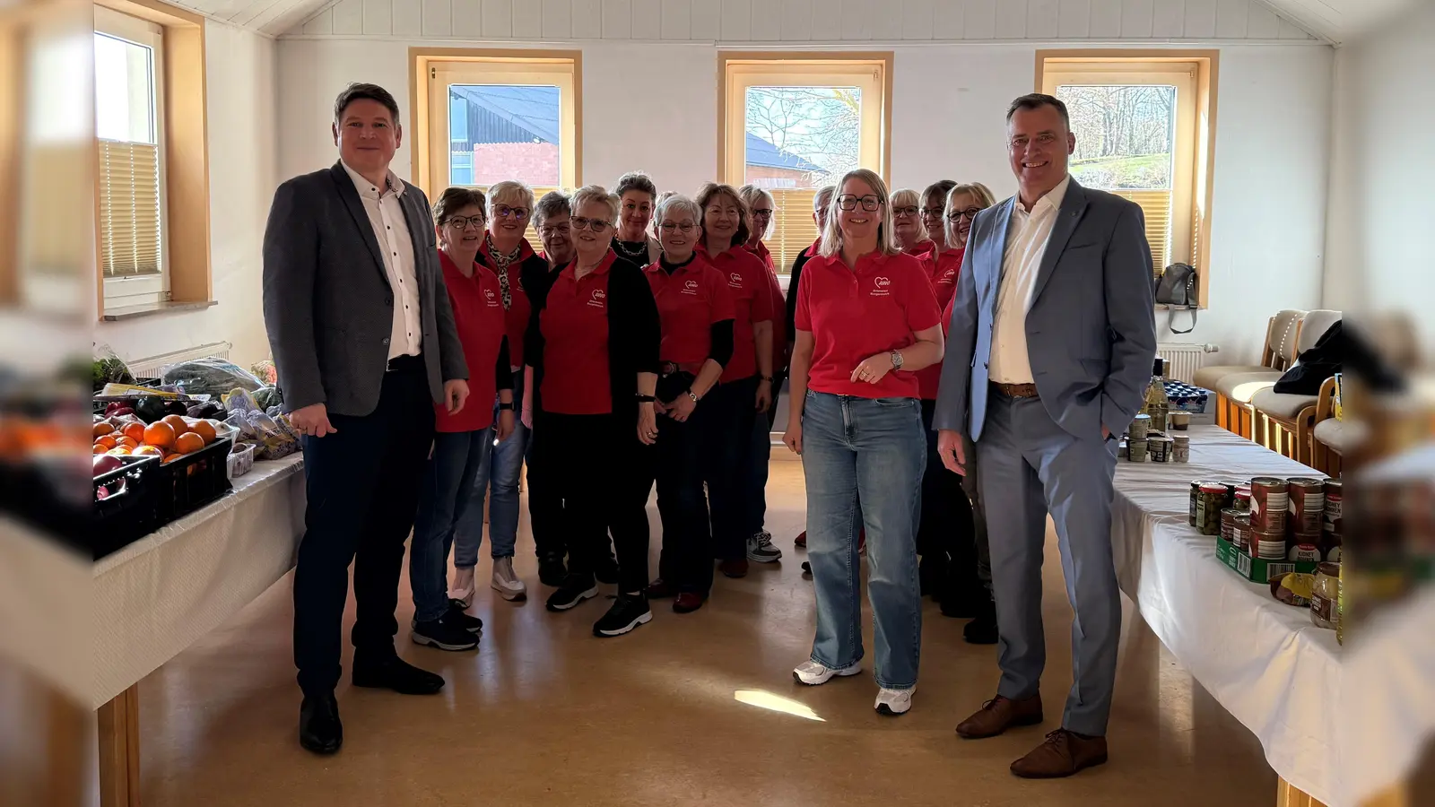 V.l.: Bürgermeister Nicolas Aisch, Helferteam der Lebensmittelausgabe, rechts Carmen Watermeyer-Fels und EAM Geschäftsführer Olaf Kieser. (Foto: privat)