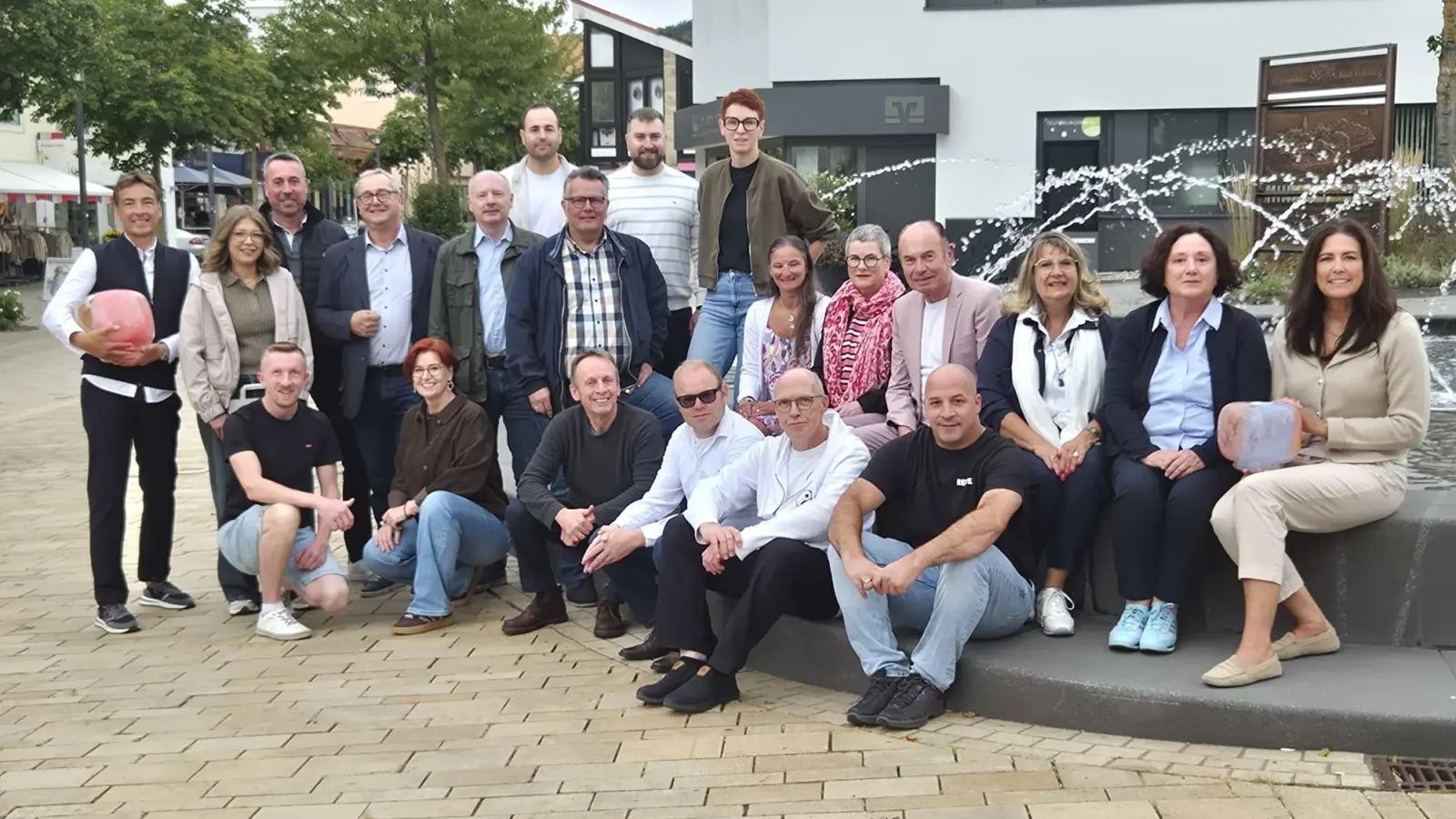 Sehen dem Glasstadtfest entgegen (hinten v.l.): Oliver Kleine, Corinna Figueiredo, Stefan Micus, Michael Arens, Maik Kulgemeyer, Benjamin Hartmann, Franz Streitbürger, Kevin Kösling, Eva Cyrcel, Silke Greitemeier, Anne Rygulla-Farwick, Klaus Marx, Suzan Ochmann, Andrea Gründer, Bianca Kleine, (vorne v.l.) Michael Peine, Marion Weber, Andreas Holzinger, Tobias Niggemann, Andreas Kraft, Lars Markus. (Foto: privat)